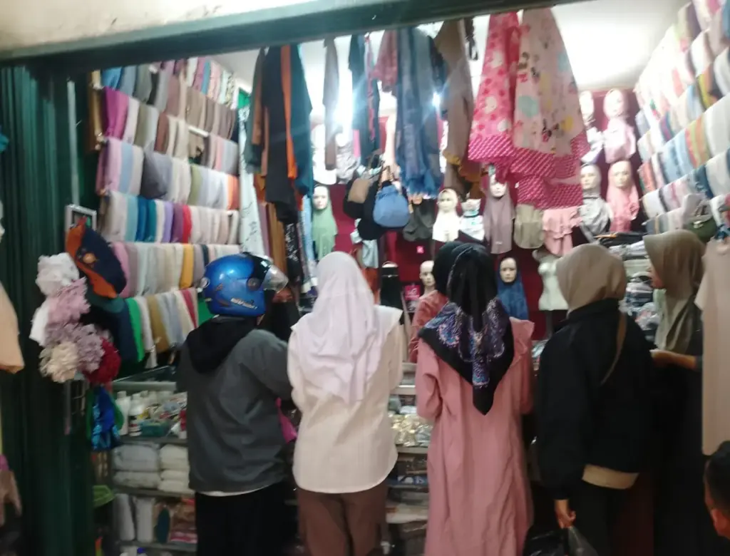 Jelang Lebaran, Pengunjung Los Pakaian di Pasar Tanjungsari Turun hingga 30 Persen