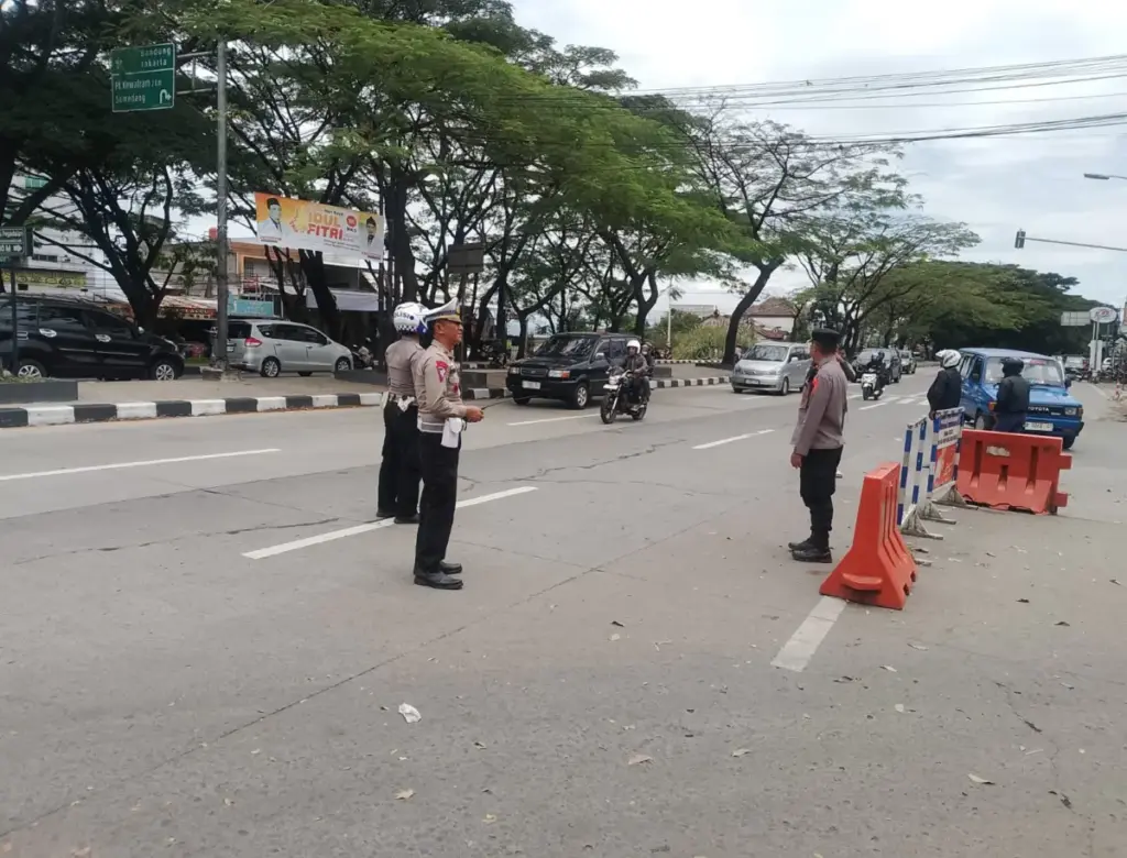 Petugas kepolisian Polsek Cimanggung saat memantau arus balin kendaraan pada H+4 Lebaran 1447 H
