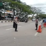 Petugas kepolisian Polsek Cimanggung saat memantau arus balin kendaraan pada H+4 Lebaran 1447 H