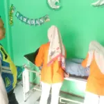 Petugas kepolisian Polsek Cimanggung saat membawa korban ke Posko Kesehatan Parakanmuncang untuk mendapatkan p