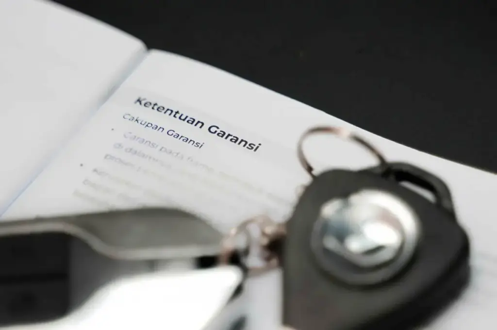 Ilustrasi buku servis kendaraan dan mesin mobil, mengingatkan pemilik kendaraan pentingnya servis berkala agar