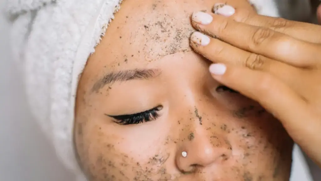 Mitos dan Fakta Eksfoliasi Wajah dan Penanganannya