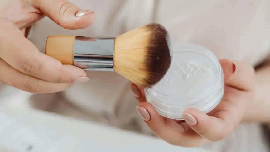 Jangan Sampai Tertukar, Ini Tips Memilih Bedak Sesuai dengan Jenis Kulit