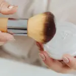 Jangan Sampai Tertukar, Ini Tips Memilih Bedak Sesuai dengan Jenis Kulit