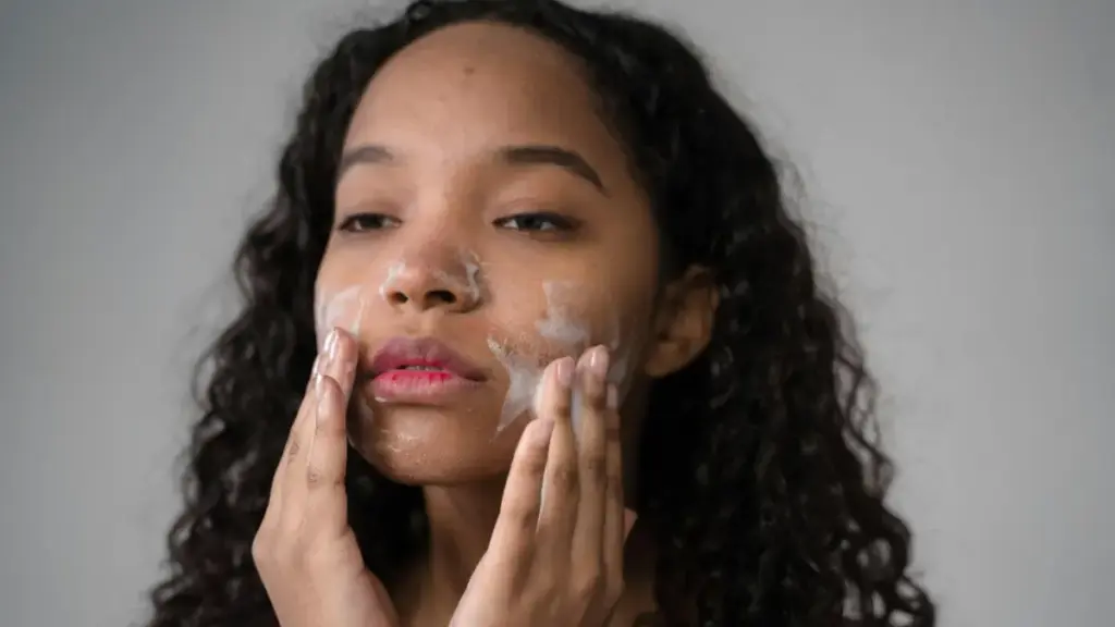 Alasan wajib double cleansing setelah pakai sunscreen seharian