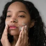 Alasan wajib double cleansing setelah pakai sunscreen seharian