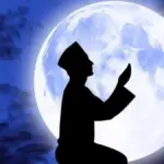 Ilustrasi suasana malam yang tenang dengan cahaya bulan menyinari masjid, melambangkan kekhusyukan umat Islam