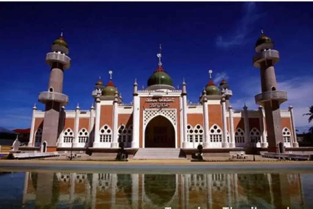 wisata ramah Muslim di Thailand 2026, menampilkan lokasi masjid bersejarah di Bangkok dan rekomendasi kuliner