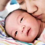 Bolehkan Mencium Bayi Saat Lebaran? Waspada 4 Penyakit Ini yang Mengintai Buah Hati Anda!