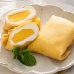 Sajian dessert Pocket Aice Mochi Mango berbentuk kantong cantik dengan isian buah mangga segar dan biskuit ren