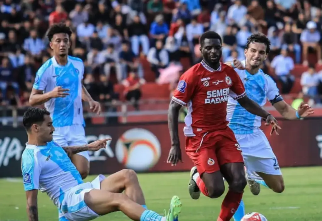 Analisis pertandingan BRI Liga 1 antara PSBS Biak vs Semen Padang di Stadion Cendrawasih, menampilkan statisti