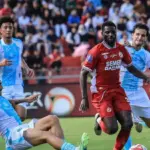 Analisis pertandingan BRI Liga 1 antara PSBS Biak vs Semen Padang di Stadion Cendrawasih, menampilkan statisti