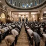 Suasana syahdu jamaah shalat Tarawih di masjid pada malam ganjil Ramadan, melambangkan keistiqomahan menjemput