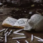 Analisis simbolisme pada patung Baphomet karya Eliphas Levi, termasuk makna pentagram, caduceus, dan gestur ta