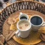 Perbedaan biji kopi Arabika dan Robusta, serta berbagai metode penyeduhan seperti Pour-over dan French Press.