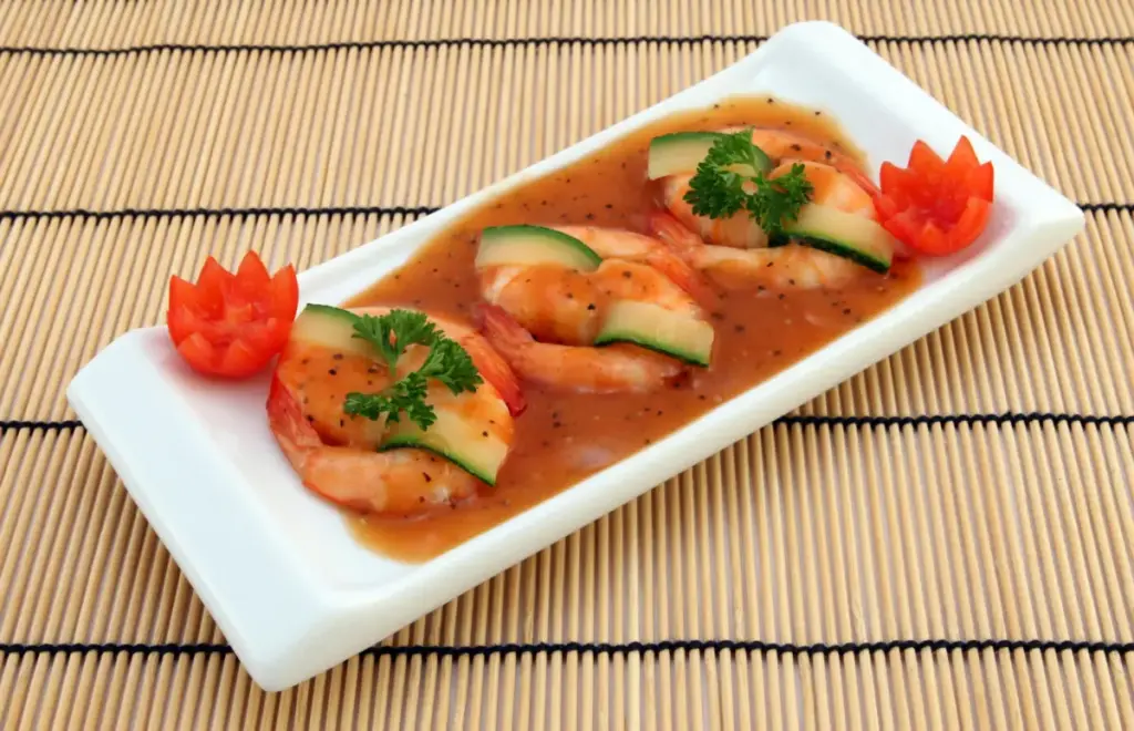 Masakan udang saus asam manis yang disajikan dengan konsep restoran bintang 5. (Foto: Pexels)