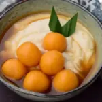 Potret semanguk bubur sumsum dengan candil lengkap dengan hiasan daun pandan