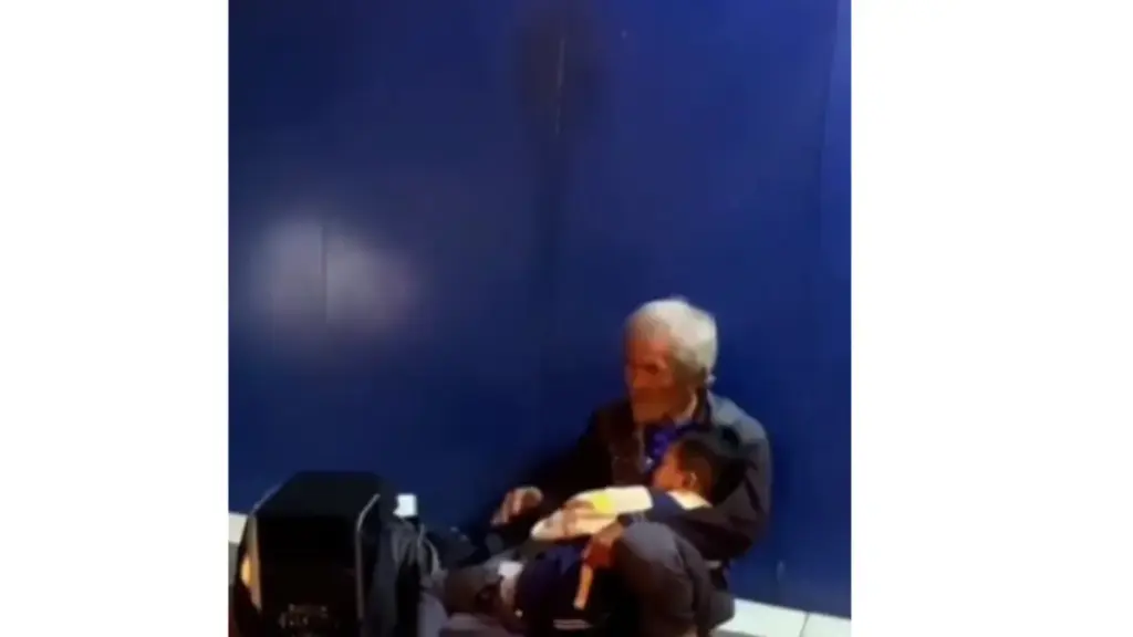 Kisah Haru Kakek di Garut, Tetap Berjuang Jual Speaker Demi Bertahan Hidup