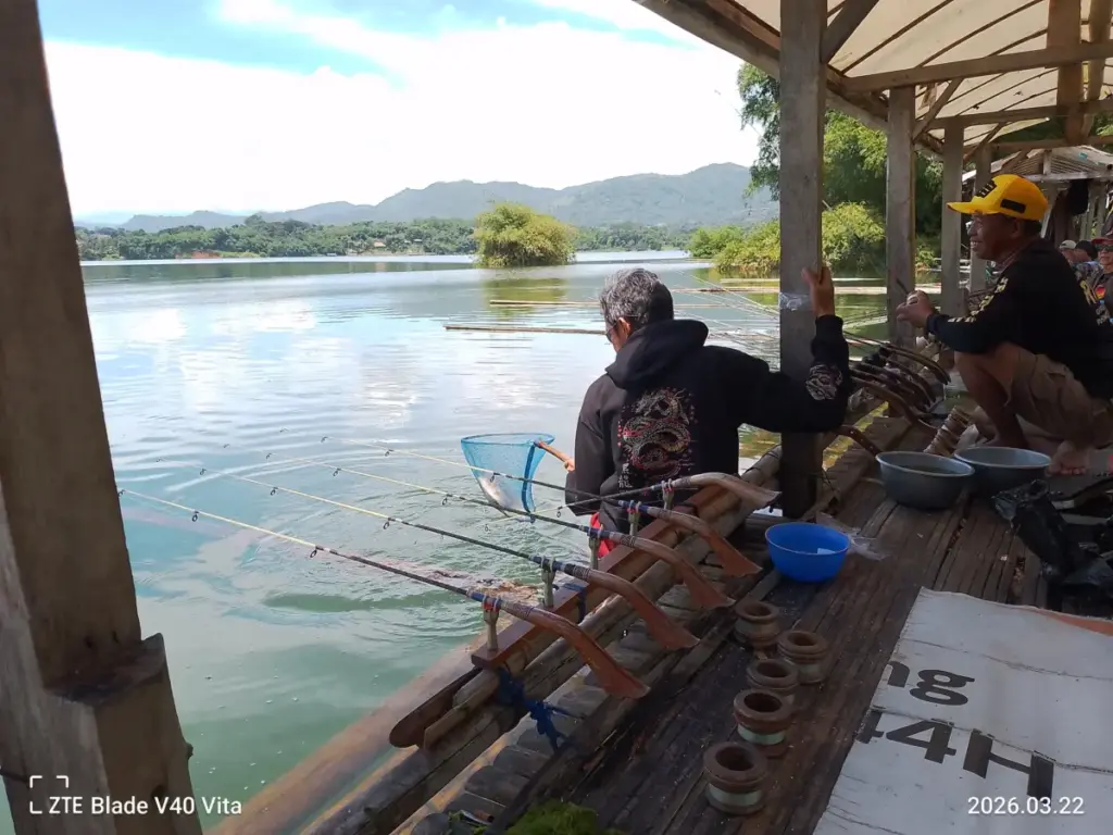 CISITU - Aktivitas di kawasan Waduk Jatigede kembali menggeliat pasca momen Lebaran.