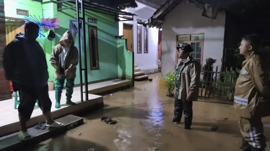 Hujan Deras Picu Sungai Cikeruh Meluap, Sejumlah Wilayah Jatinangor dan Bandung Raya Terendam