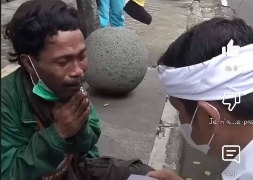 Pria Tertidur di Trotoar Bandung, Ternyata Tahan Lapar karena Tak Punya Uang