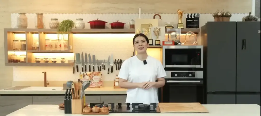 Chef Devina Hermawan dalam video kanal Youtube resmi miliknya.