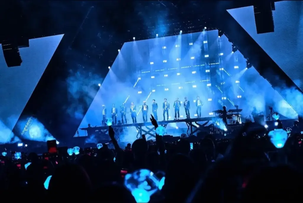 Potret seluruh anggota Treasure di atas panggung.