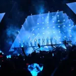 Potret seluruh anggota Treasure di atas panggung.