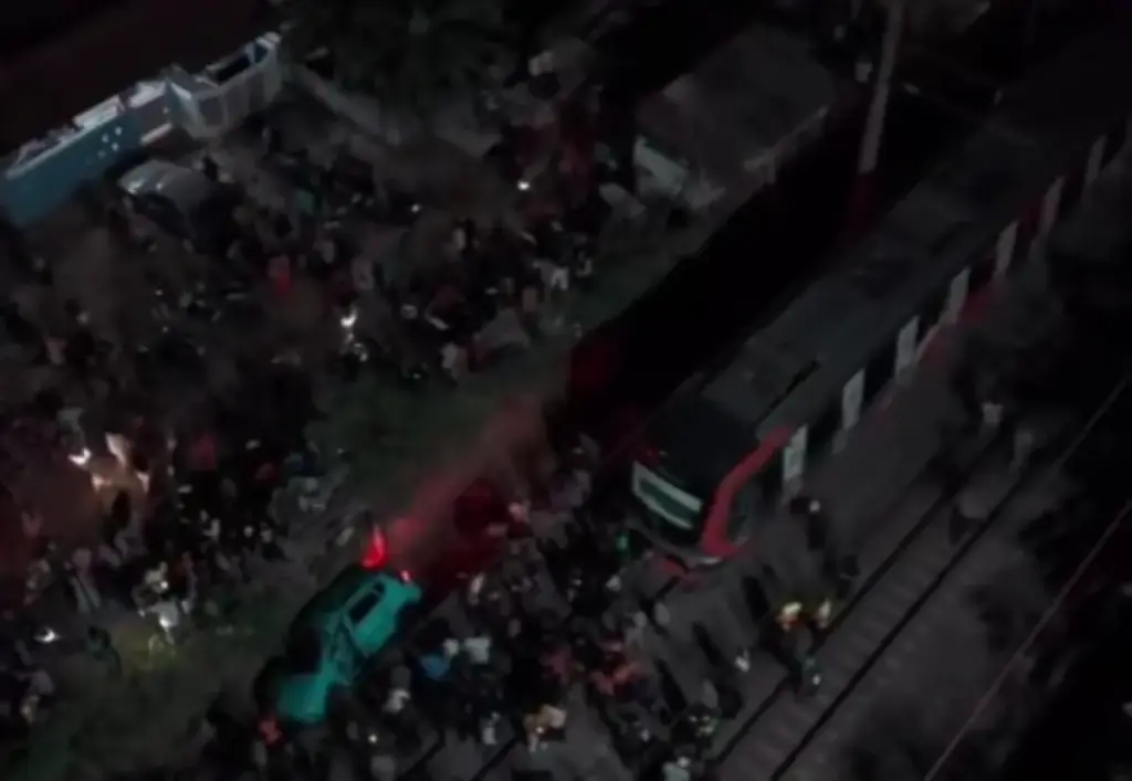 Tabrakan KRL dan KA Argo Bromo Anggrek di Bekasi Timur, Sejumlah Penumpang Terjebak