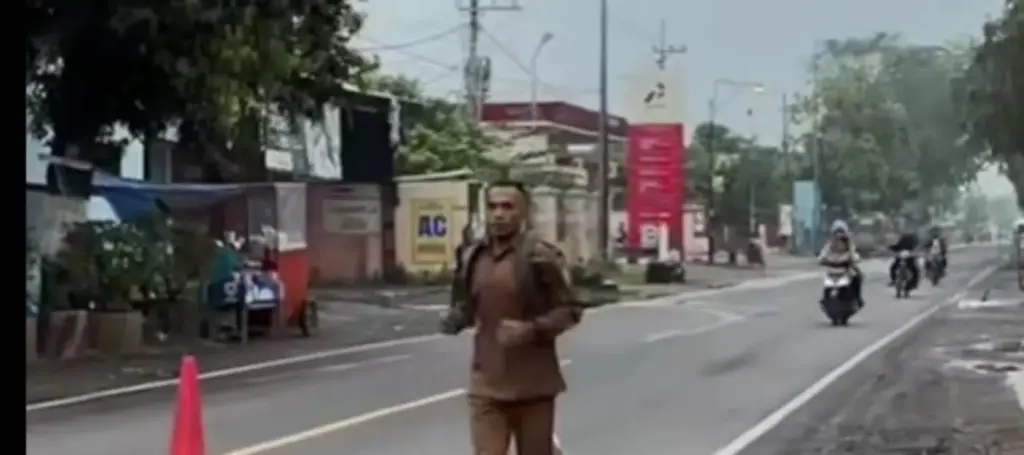 Guru di Bojonegoro Viral, Pilih Lari ke Sekolah Demi Hemat Energi