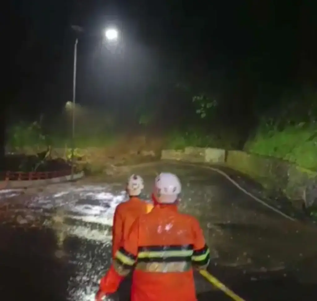 Longsor Cadas Pangeran Tutup Jalur Bawah, Arus Dialihkan Lewat Tol dan Alat Berat Disiagakan