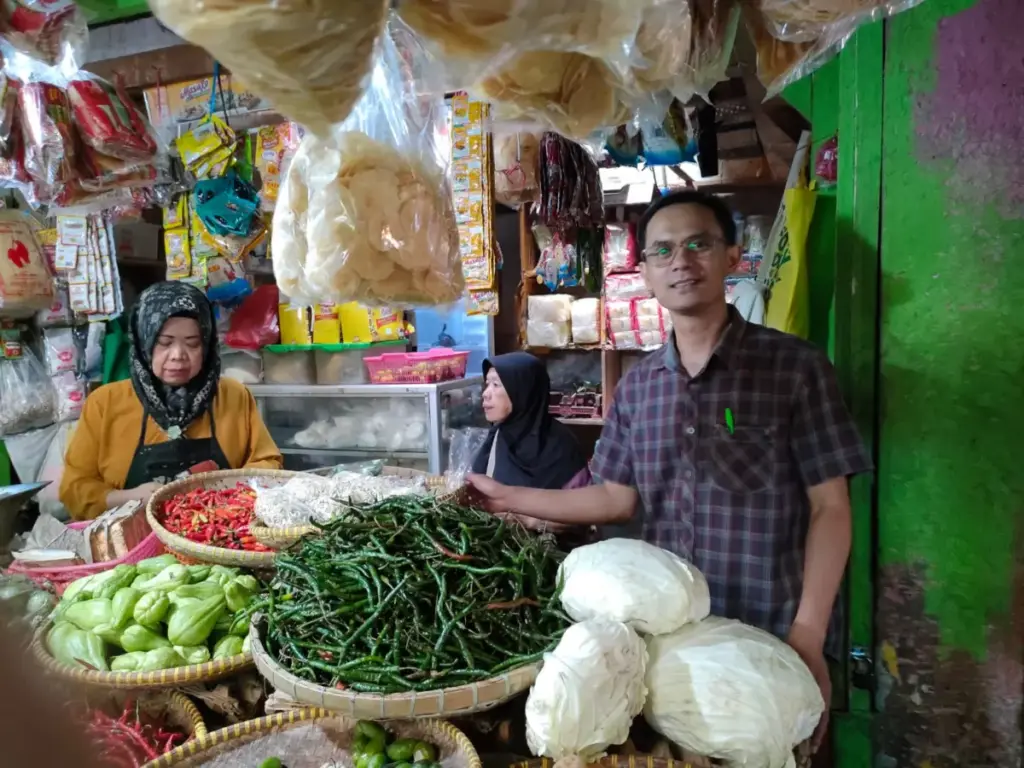 Harga sejumlah kebutuhan pokok di Pasar Tradisional Tanjungsari, Kabupaten Sumedang, mulai menunjukkan tren st