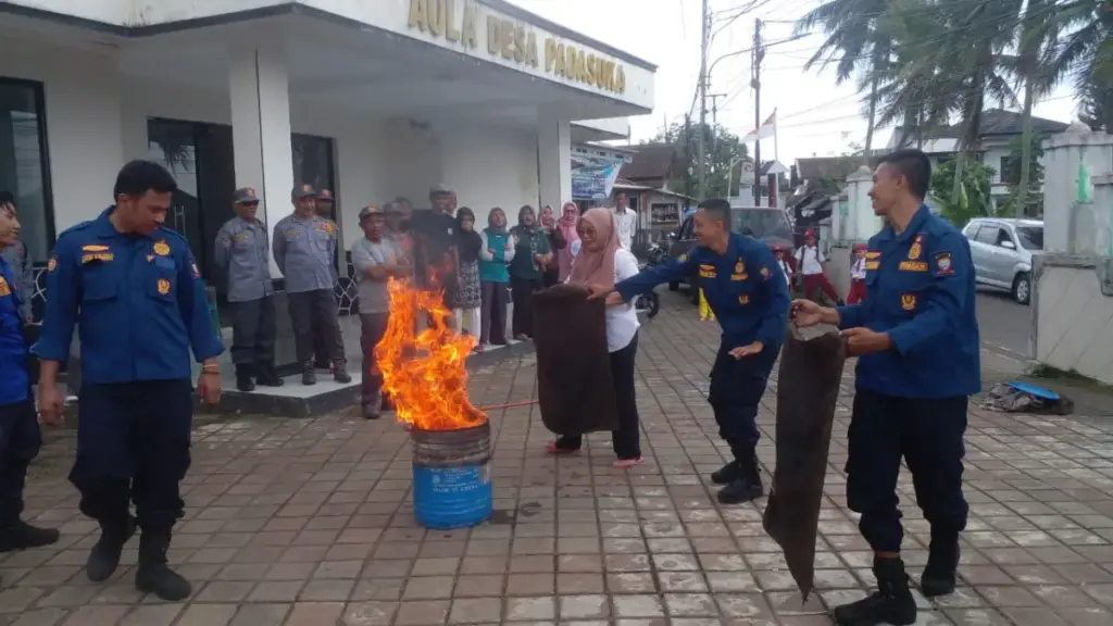 Damkar Sosialisasikan Pencegahan Kebakaran Dini di Desa Padasuka