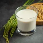 gambar berisi air cucian beras dan biji padi yang sudah rontok