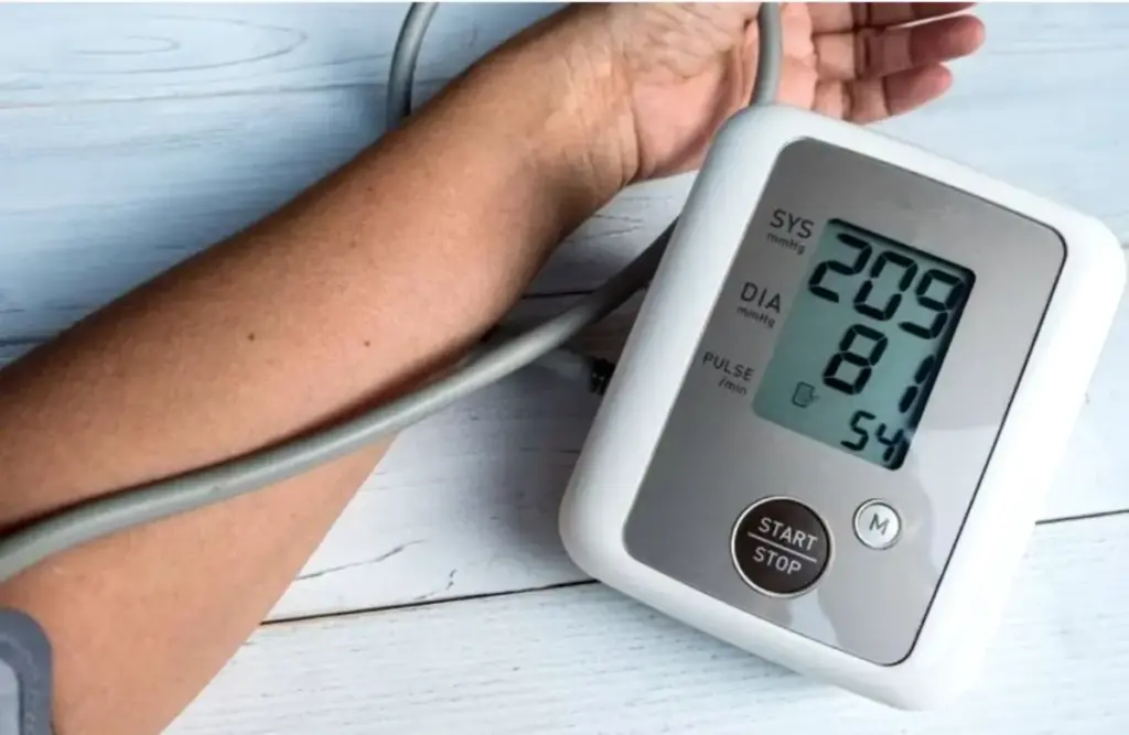 foto berisi gambar tangan yang sedang di periksa alat tekanan darah