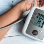 foto berisi gambar tangan yang sedang di periksa alat tekanan darah