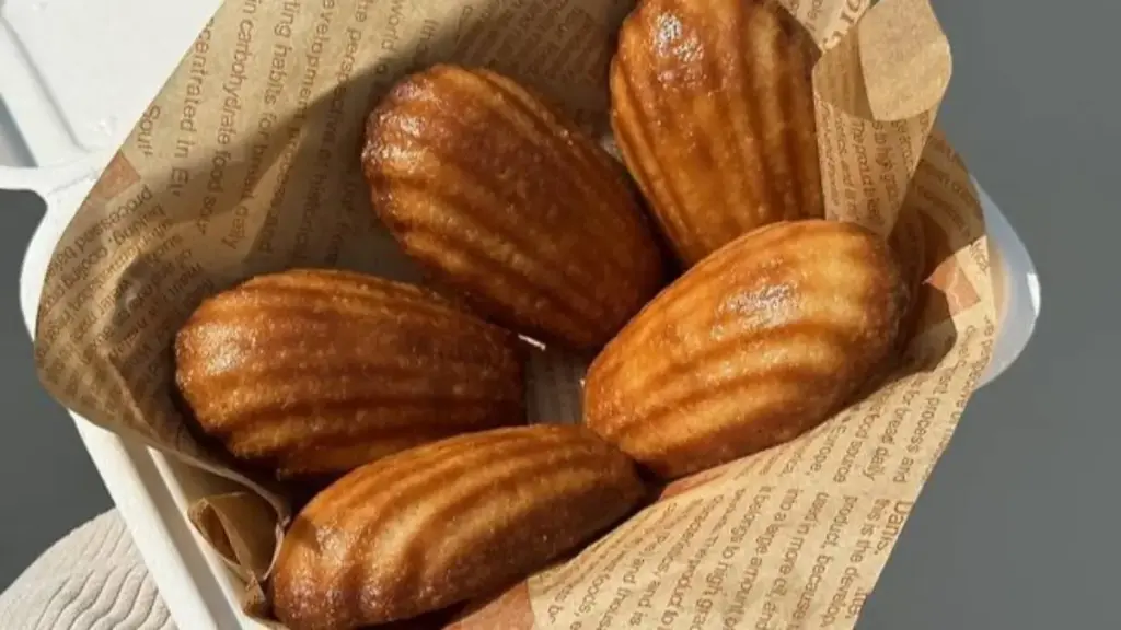 Potret butter tteok tersaji di dalam wadah yang dilapisi parchment paper