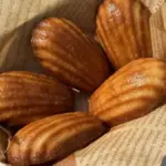 Potret butter tteok tersaji di dalam wadah yang dilapisi parchment paper