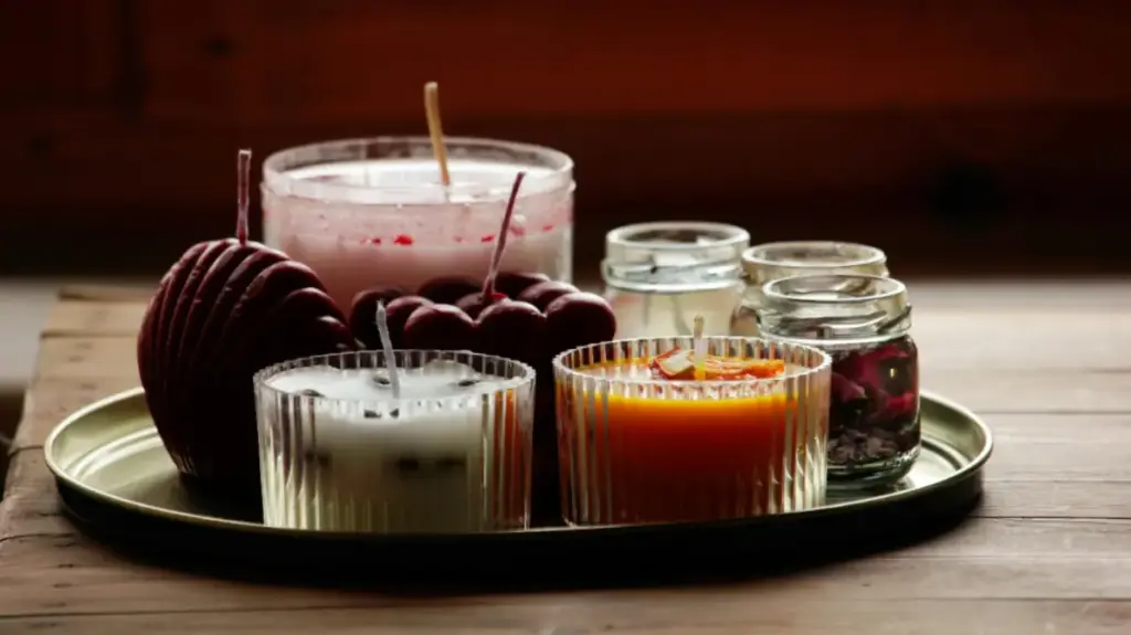 Potret sederet lilin aromaterapi berbagai bentuk di atas piring besi