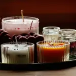 Potret sederet lilin aromaterapi berbagai bentuk di atas piring besi