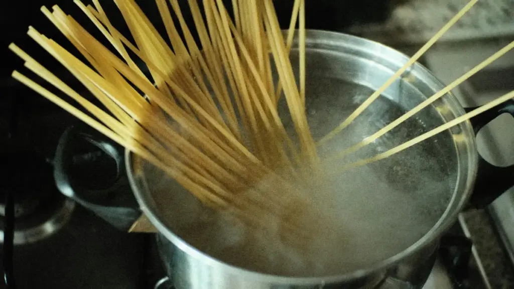 Potret pasta mentah yang sedang dimasak di dalam panci