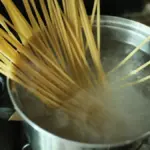 Potret pasta mentah yang sedang dimasak di dalam panci