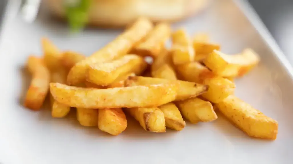 Potret sejumlah kentang goreng tersaji di atas piring