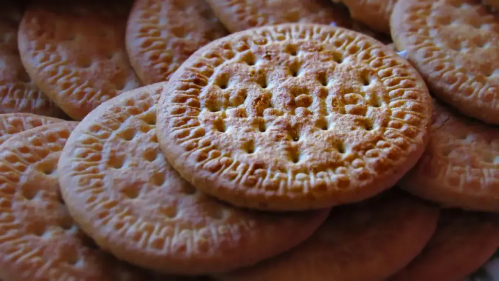 Potret beberapa keping biskuit Marie saling bertumpukan