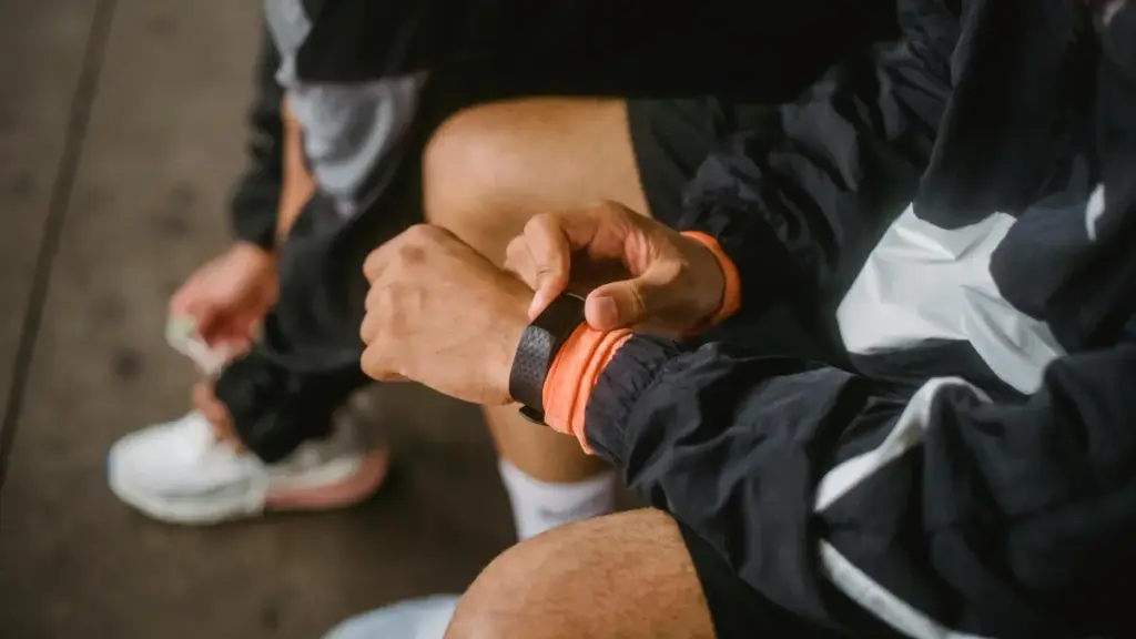 Potret sesorang sedang menggunakan gawai berbentuk jam tangan