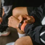 Potret sesorang sedang menggunakan gawai berbentuk jam tangan