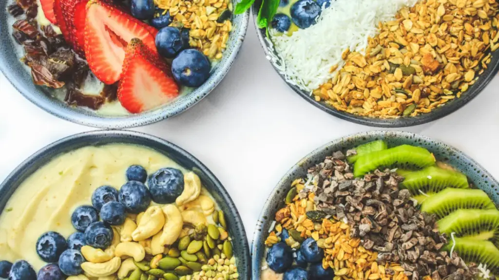 Potret empat mangukuk berisikan smoothie bowl dengan berbagai varian topping