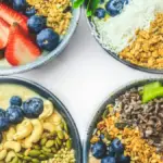 Potret empat mangukuk berisikan smoothie bowl dengan berbagai varian topping