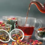 Potret sederet teh, saringan, dan teko yang sedang disiapkan untuk menyeduh teh.