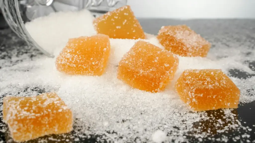 Potret ilustrasi potongan permen homemade tergeletak dengan lapisan gula pasir.